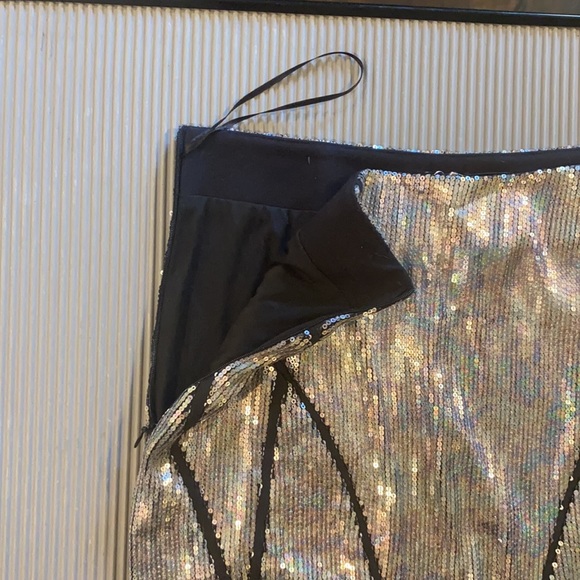 Silver Sequin Mini Skirt w/ Geometric Design NWT Size Medium - Picture 3 of 8